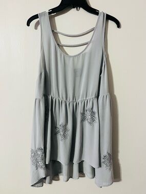 Torrid  Light Gray Sleeveless Top with Delicate Trim Sz 1